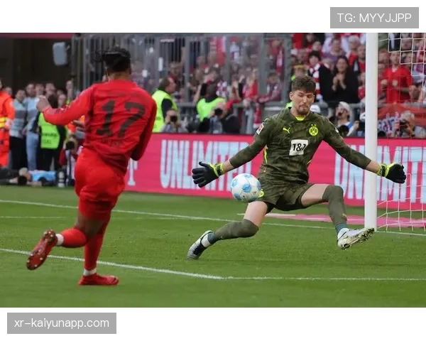 门将扑救瞬间：科贝尔神勇化解凯恩近距离头球