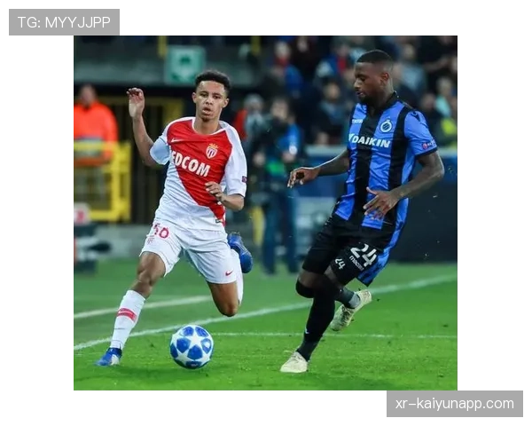 特写:在毕尔巴鄂的街头,一群少年通过手机分享观看西甲比赛的非法链接 特写:在毕尔巴鄂的街头,一群少年通过手机分享观看西甲比赛的非法链接